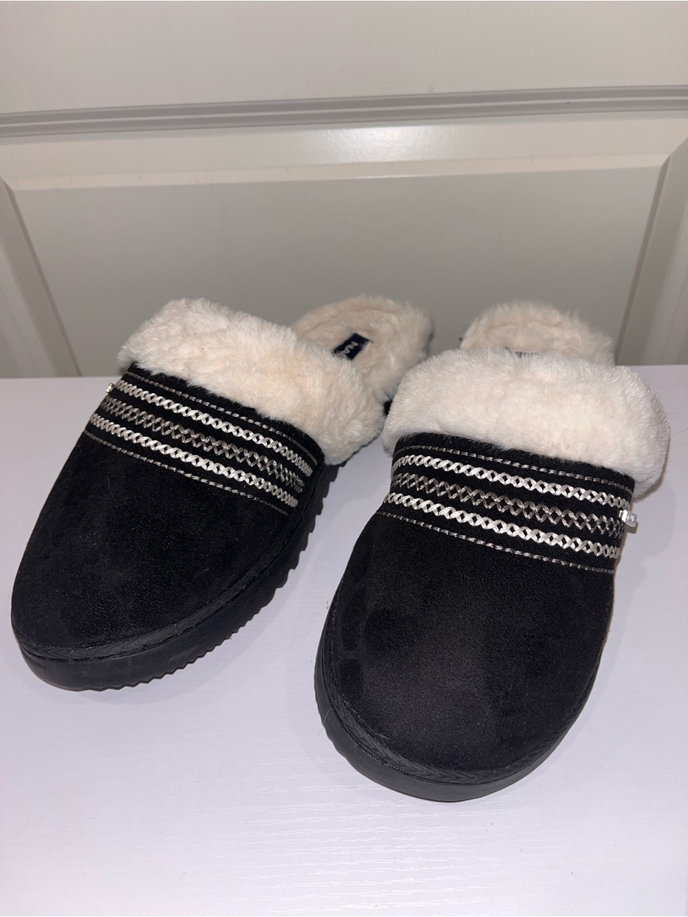 New Náutica yaupon WOMENS BLACK SHEEPSKIN SLIPPERS Size 9/10 no box